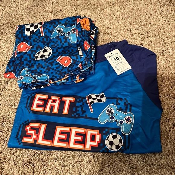 New size 10 pajamas.  Beezizac gamer pajamas. Long sleeves and pants. - Picture 1 of 3